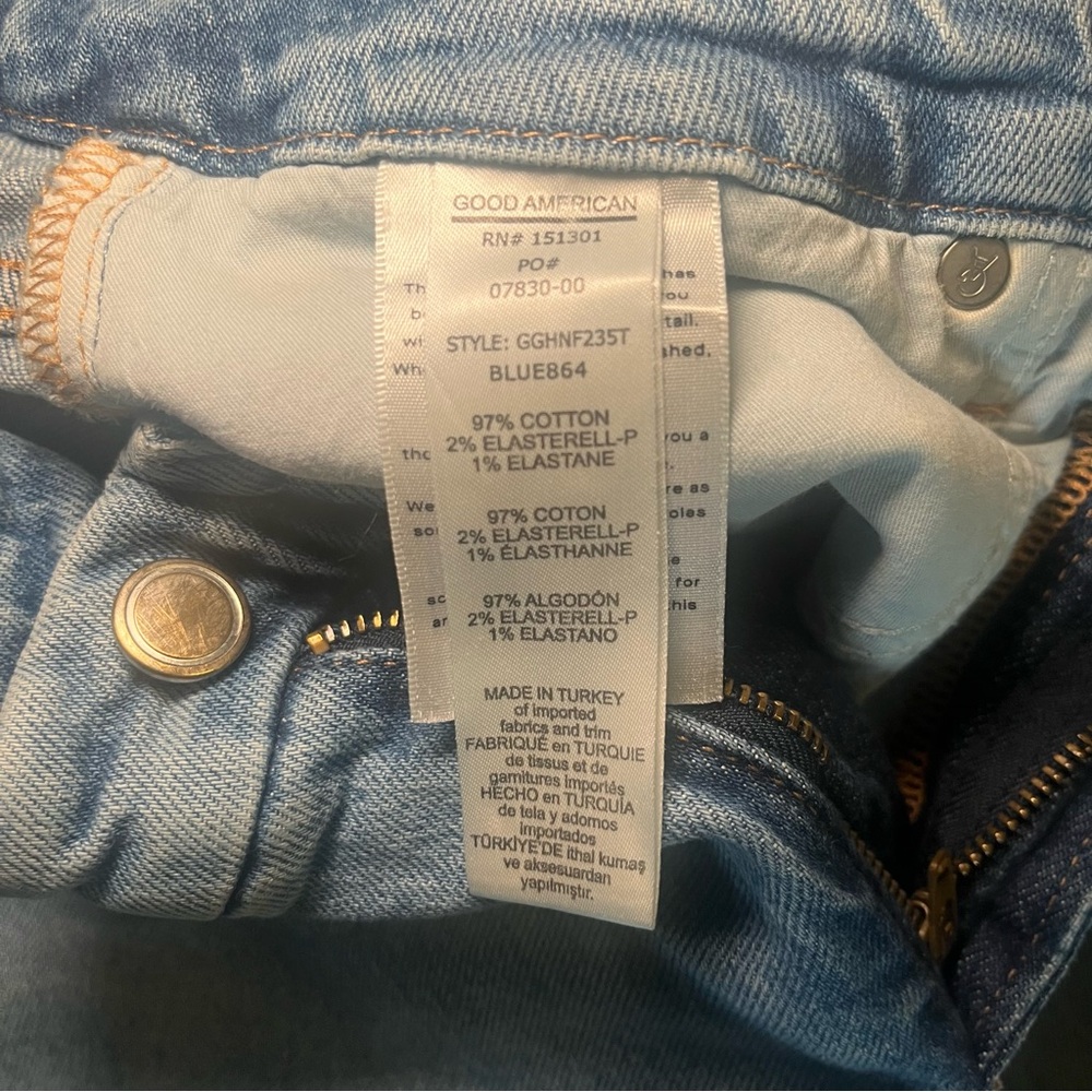 Good American The Weekender Light Blue Denim Jeans - Picture 7 of 9